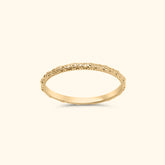 Goudkleurige stapelring van gold plated messing met verfijnd bloemendessin rondom de hele band.